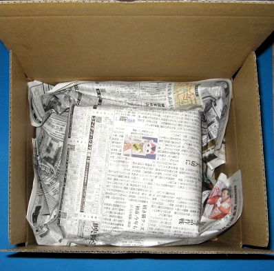 Next, the commodity is put in the box, and it fills it with newspaper so that there is no space